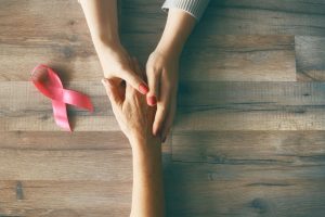 mulheres-dando-as-maos-outubro-rosa